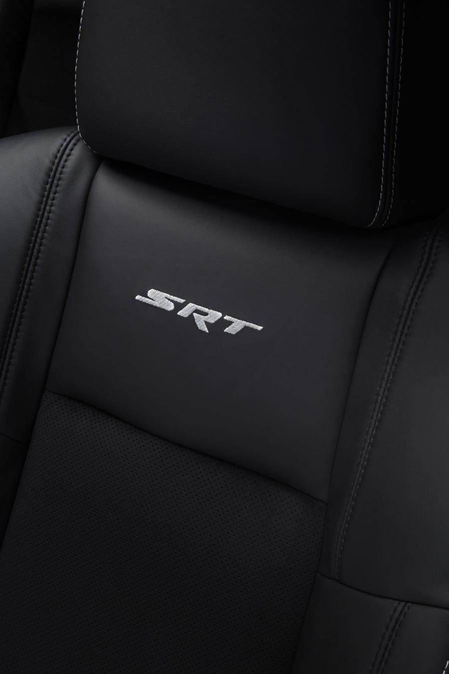  Chrysler 300C SRT8 2012 года  (фото 74 из 100)